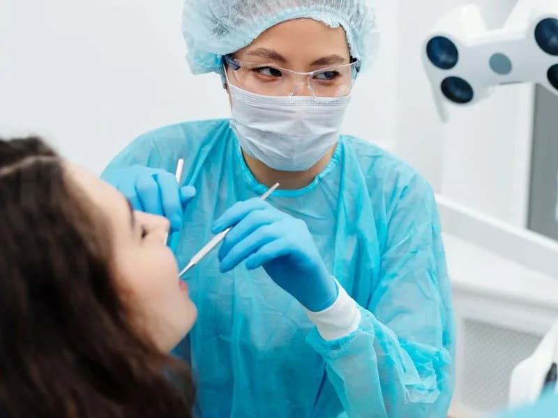 Dentista com lupa durante procedimento