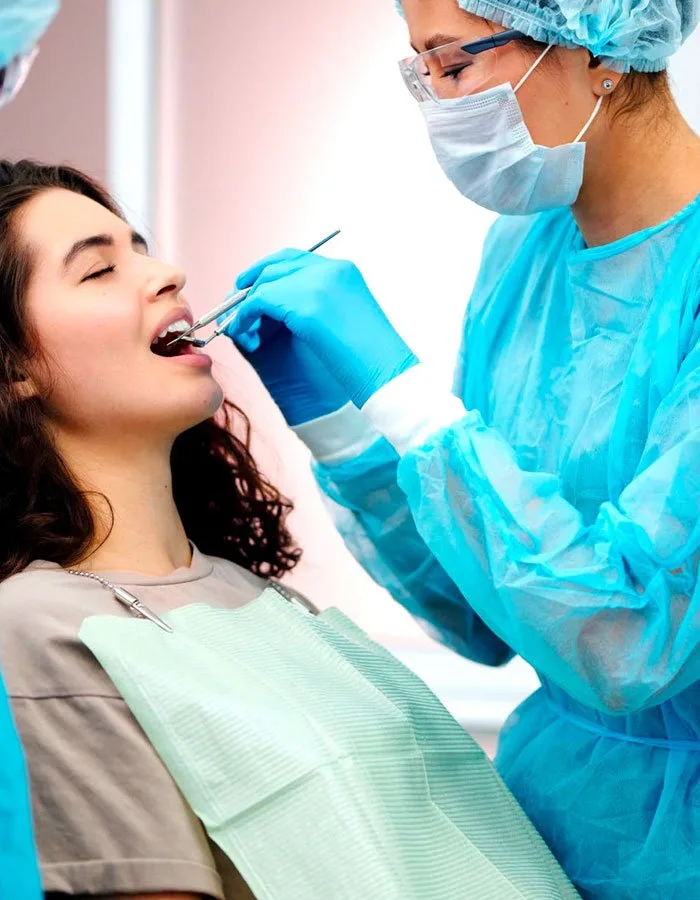 Paciente em atendimento na cadeira odontológica